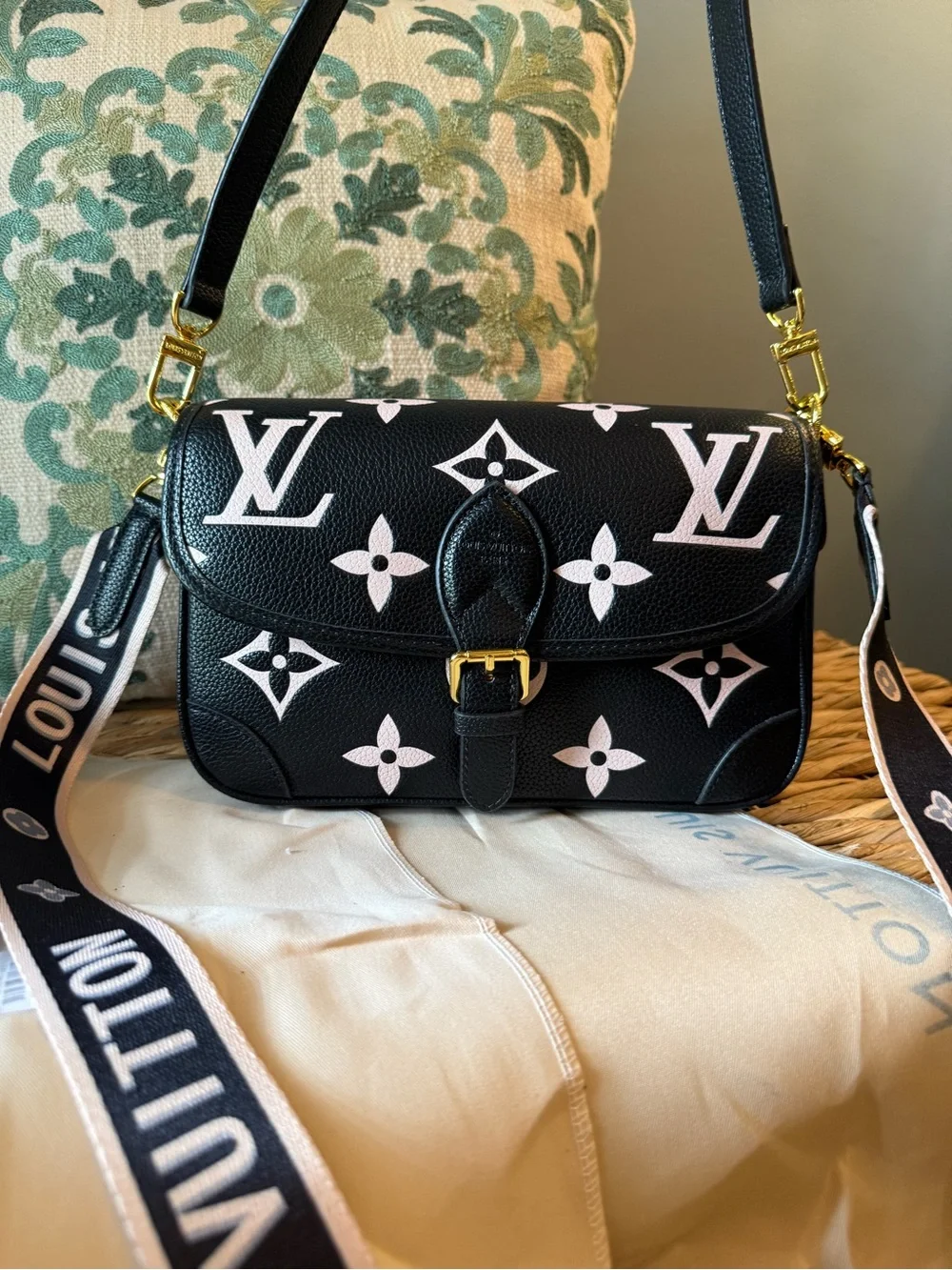 🖤 🩷 Black & Pink Crossbody Bag- see description